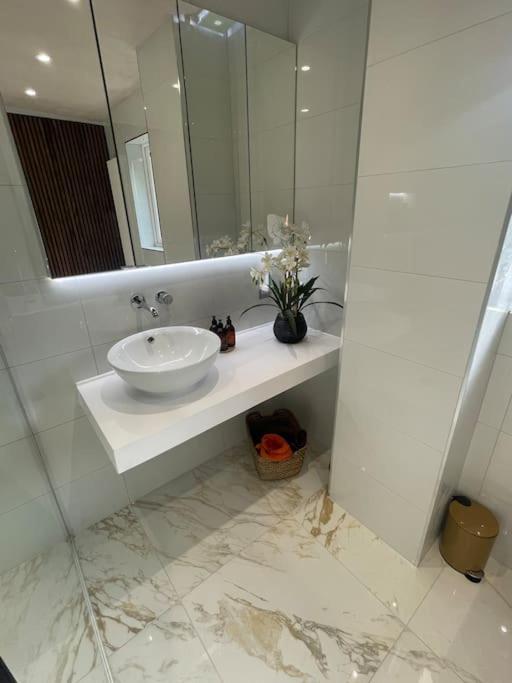 Home In Wirral - Peaceful Contemporary Gem. Exteriör bild